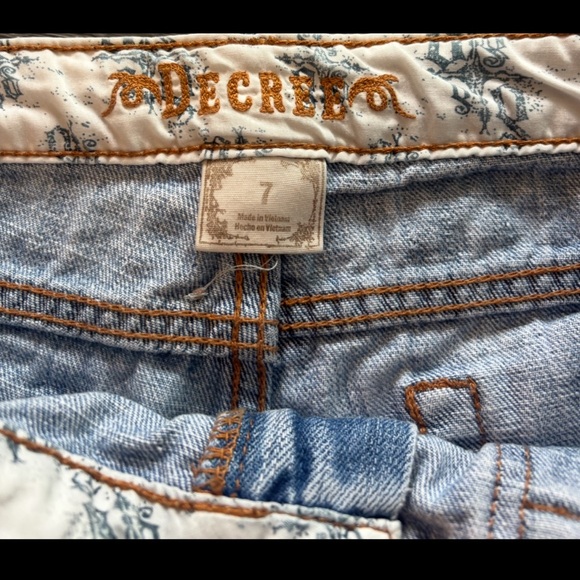 Decree Distressed Light Wash Cutoff Shorts Size 7 (100% Cotton) — EUC - Picture 2 of 4